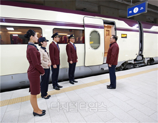 김복환 SR 대표이사(맨 오른쪽)가 1일 서울 고속철도 수서역에서 영업시운전에 나서는 기장 등 승무원의 승무신고를 받고 있다.<SR 제공>